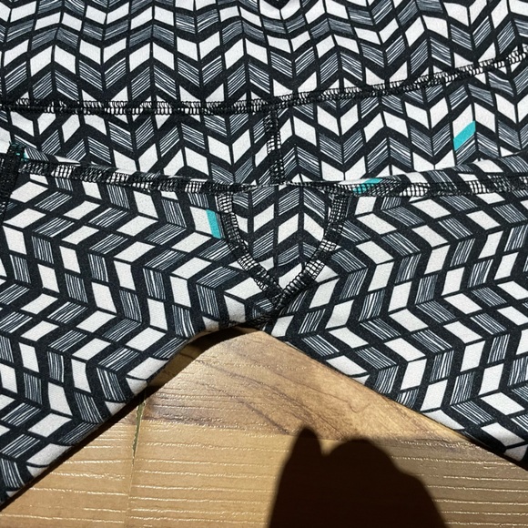 Alo Chevron Print Bike Shorts - Picture 3 of 6